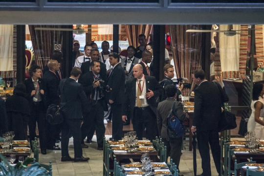 President Obama shakes hands with Meliá Habana's staff