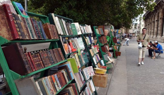 Libros en la Plaza de Armas