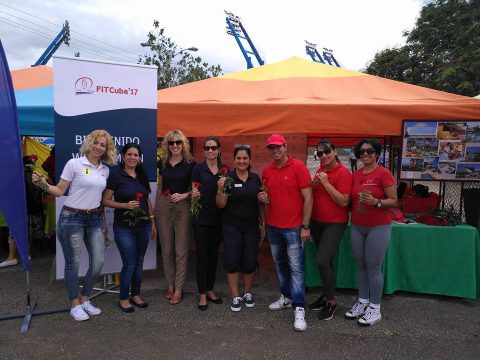 Equipo Comercial Meliá Cuba en feria de vacaciones en la ciudad de Holguín